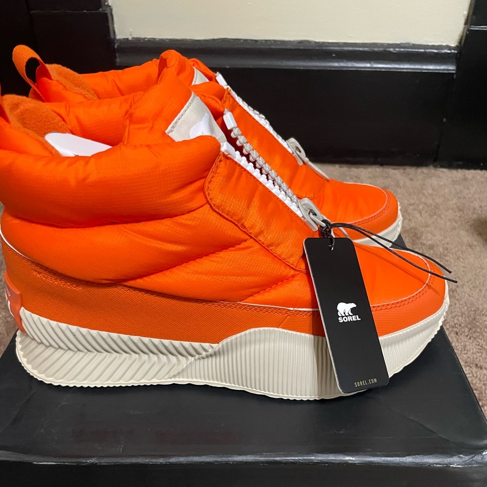 Brand new- Sorel Out -N- About III I Puffy Zip Size 8.5